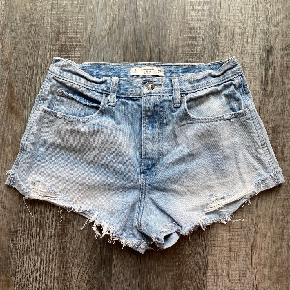 Abercrombie & Fitch The Mom Short High Rise 27/4 Light Wash Distressed